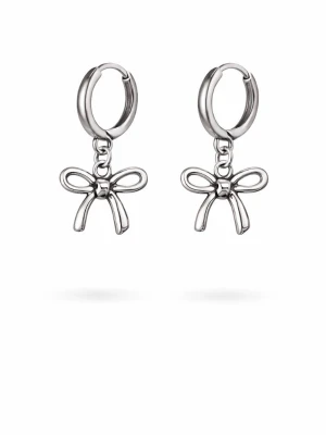 Silvriga örhängen med rosettberlocker - Säljer ett par stilrena silvriga örhängen med små hängande rosetter. Örhängena har en klassisk ringform och rosetterna ger en söt och trendig touch. Perfekta för dig som gillar detaljer och vill ha något unikt i din smyckessamling.