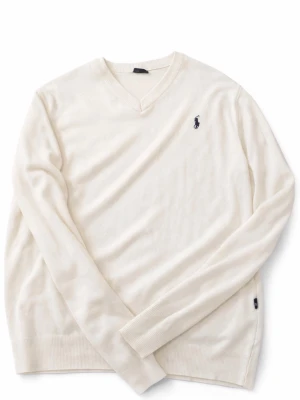 Vit v-ringad tröja från Ralph Lauren - Klassisk vit v-ringad tröja från Ralph Lauren med den ikoniska broderade loggan på bröstet. Tröjan har långa ärmar och ribbade muddar vid ärmslut och nederkant. Perfekt för en clean och stilren look.