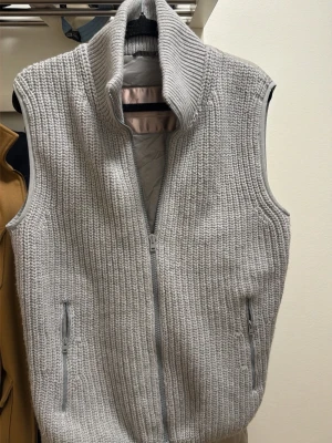 Ljusgrå stickad väst med dragkedja - Stickad väst från herno, använda två gånger. 