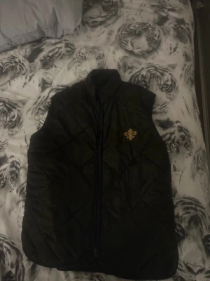 Morris väst - Säljer en riktigt fet Morris väst som är riktigt stilig Morris väst. Den är knappt anvönd något. Storleken är S men passar M. Fråga vid minsta fråga. Mvh