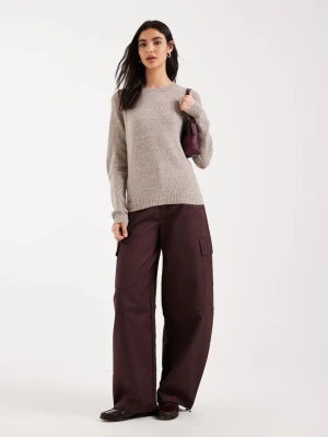 Beige stickad tröja i ullblandning - Mysig beige stickad tröja med rund hals och långa ärmar. Tröjan har en enkel, klassisk design med ribbstickade muddar vid ärmslut och nederkant. Perfekt för lager-på-lager och passar till det mesta. Materialet känns mjukt och värmande. Använd men inga defekter! Original pris 349! 🥰