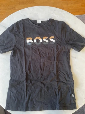 Hugo boss - Säljer min hugo boss t-shirt. Den är i storleken S. Den är i bra skick.