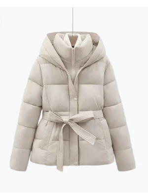 Beige dunjacka med bälte och huva - Supersnygg beige dunjacka med huva och knytskärp💗Storlek M men sitter som en S. Säljer då den inte passade😊Har sålt en innan eftersom jag köpte två i olika färger men fick hem i samma🫶🏻 Den är helt oanvänd så i toppen skick!🙌🏻😍