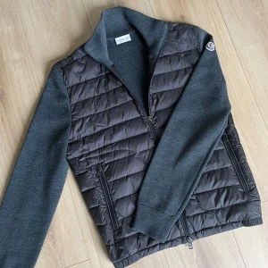 Moncler Cardigan  - Säljer en Moncler cardigan! Storlek M! Hör gärna av dig om du har frågor! 