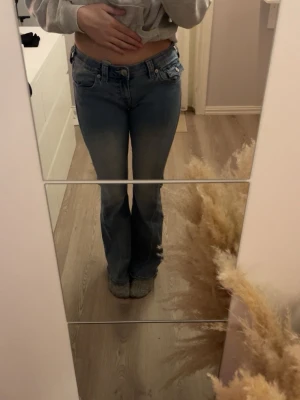 Blå bootcut jeans från Levis - Säljer mina True religion jeans då jag inte känner mig så bekväm i det för de är lite stora för mig. De är använda 2-3 gånger och är i toppen skick. Jag är 173 ungefär och de passar perfekt i längden för mig. Tänk på att de är rätt stretchiga.😊