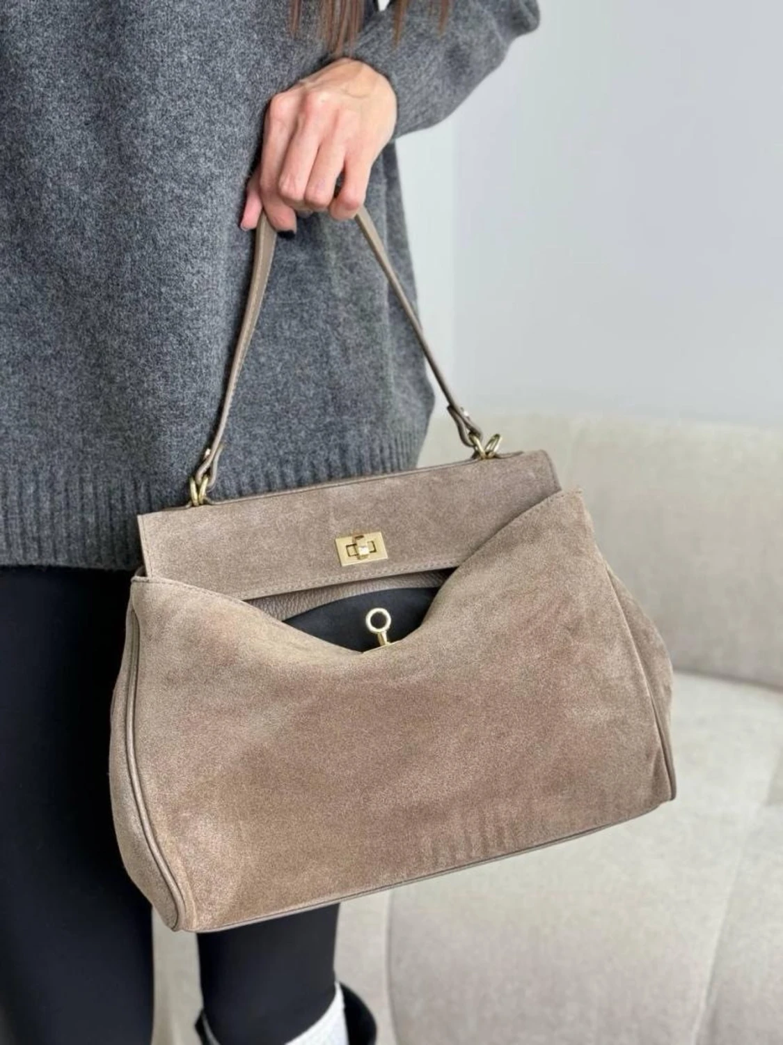 Beige mocka handväska med gulddetaljer - 1