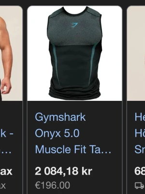 Gymshark Onyx 5.0 Muscle Fit linne - Snyggt svart träningslinne från Gymshark, modell Onyx 5.0 Muscle Fit. Linnet har en tight passform, meshpanel upptill och diskreta turkosa detaljer längs sidorna. Perfekt för gymmet eller annan träning.