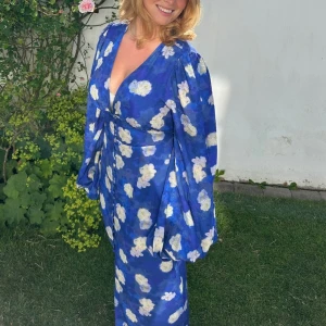 Adoore klänning  - Superfin långklänning i storlek 42 från Adoore. Perfekt för alla tillfällen! Använd endast en gång💙