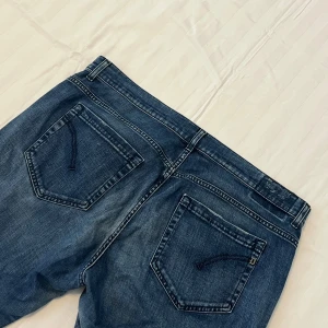 Dondup jeans - Säljer dessa dondup jeans då dem är för stora för mig. | Mörkblå schysst färg med behagligt material. | Storlek W34, bredda! | Bra skick, bedöm utifrån bilder. | Pris inte diskuterbart. |Släng iväg en signal vid funderingar så svarar jag snabbt. |