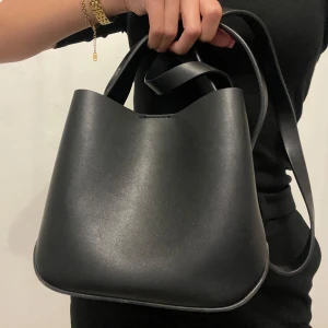 Svart gina trico väska - Populär Gina Trico väska, sparsamt använd, rymmer väldigt mycket trors storleken 