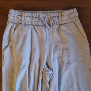 Ljusgrå mjukisbyxor med snörning - Superbekväma ljusgrå mjukisbyxor från lager 157 med elastisk midja och snörning. Byxorna har två sidofickor fram och två bakfickor. Perfekta för chill dagar eller när du vill vara extra comfy. Tillverkade i mjuk bomullsmix.