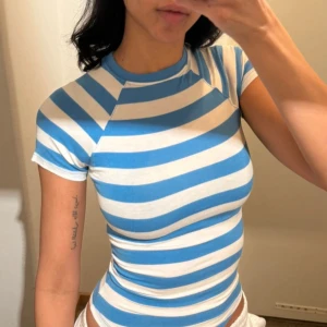 Blåvit randig tight t-shirt - Nyskick 