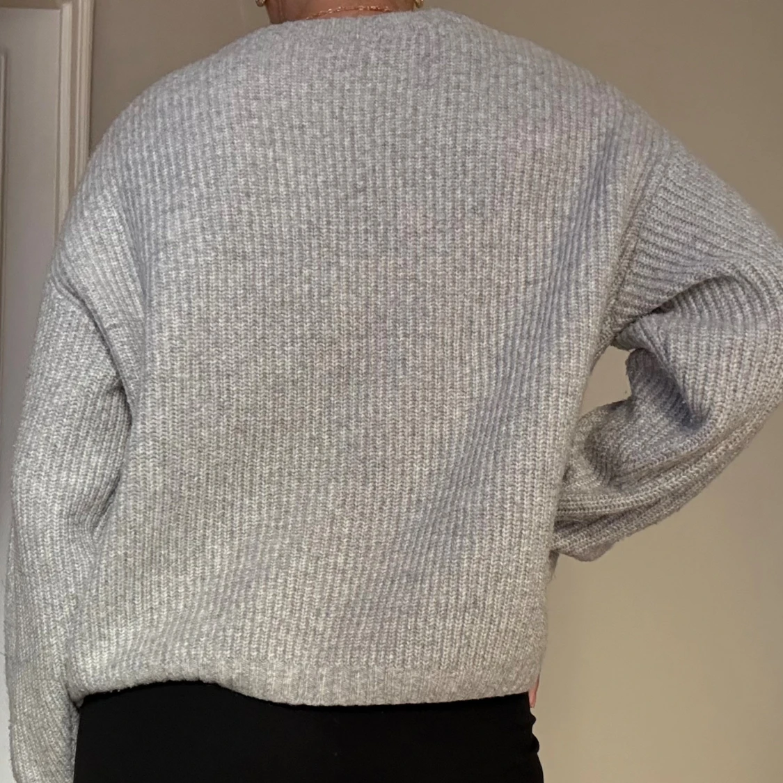 Ljusgrå stickad tröja  - 1