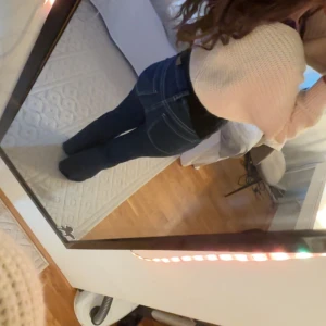 Mörkblå bootcut jeans - Säljer ett par mörkblå jeans med bootcut-modell. Jeansen har klassiska fickor bak och fram, kontrastsömmar och sitter snyggt i midjan. Perfekta för dig som gillar en lite utsvängd look och vill ha ett par jeans som är både stilrena och trendiga. De är ifrån american eagle originalpris: 700. Säljer dem för 249kr ( vid snabbaffär kan vi prata så att priset sänks :))  storlek 32/34 short 