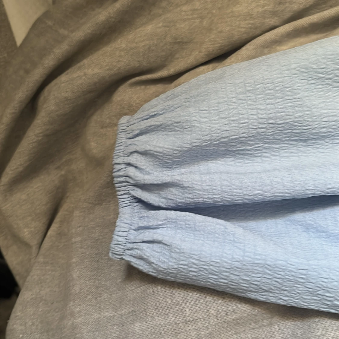 Ljusblå blus med puffärmar från SHEIN - 4