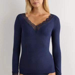 Intimissmi tröja med spets  - Superfin tröja, har ett hål som man lätt kan laga annars bra skick 