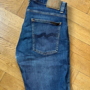 Nudie jeans - Nudie jeans|modell tight terry|storlek W31 L30|fint skick men har ett litet hål som enkelt går att sy|ljusblå|