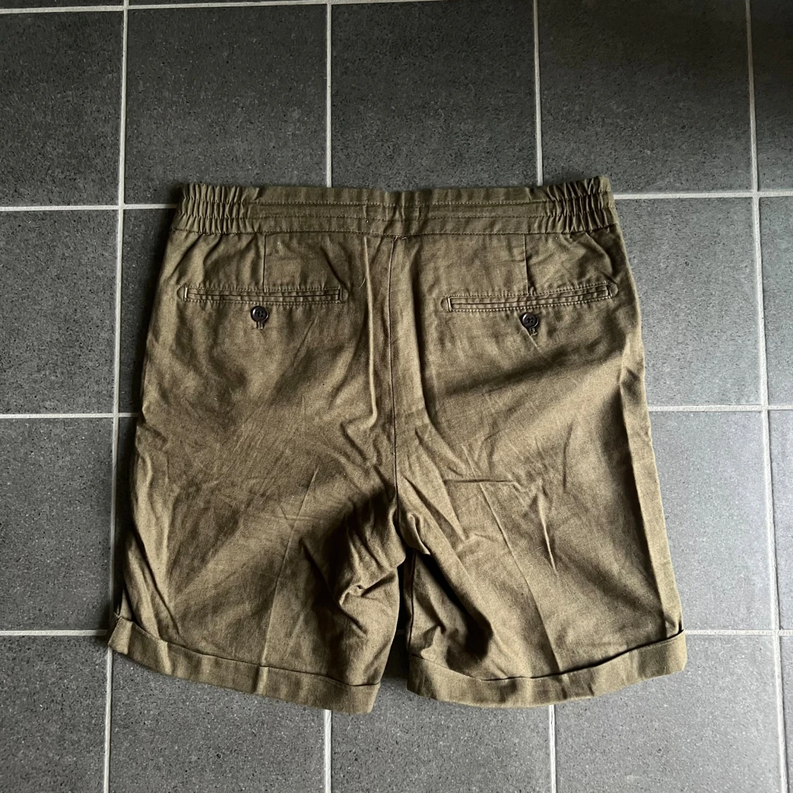 Olivgröna shorts från John Henric - 2