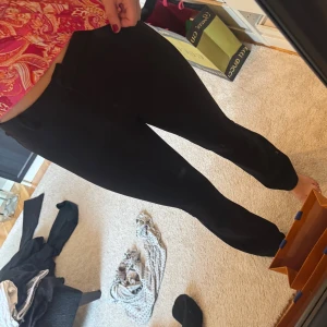 Svarta boutcut kostymbyxor  - Säljer ett par svarta boucut kostymbyxor. 