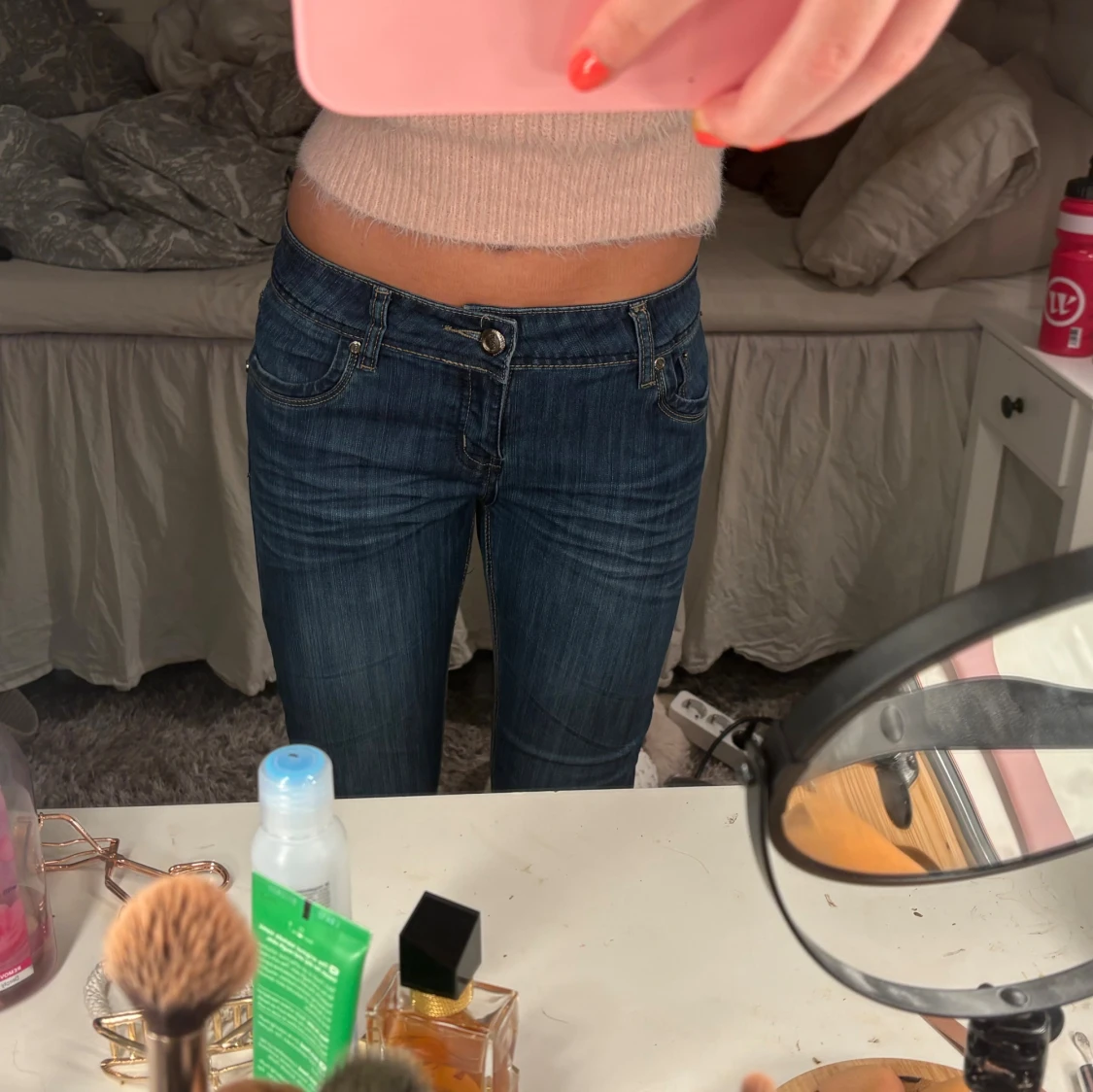 Blå lågmidjade jeans med broderad ficka - 2