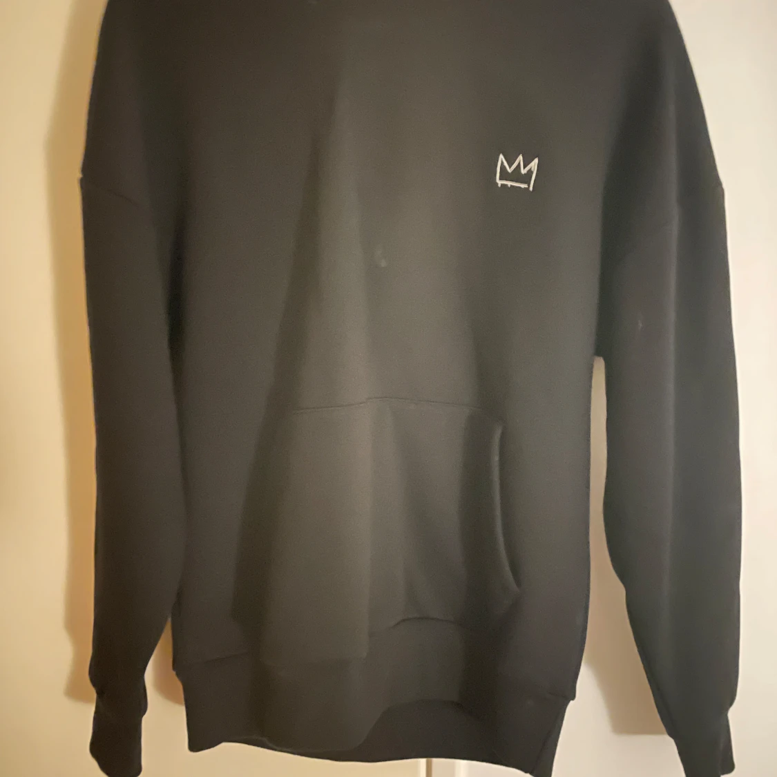 Svart Hov1 hoodie med turnétryck