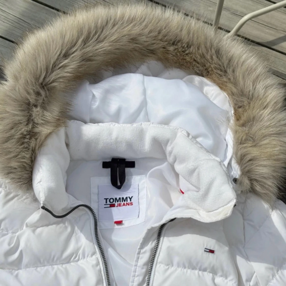 Vit pufferjacka från Tommy Jeans - 1