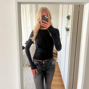 Svart topp - Säljer denna snygga topp som passar perfekt till både vardag och fest 🙌🏻 I storlek S från Gina Tricot💗 Skriv vid funderingar!