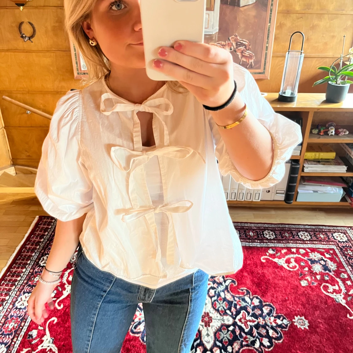 Vit blus med puffärm och rosetter