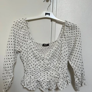 Prickig blus med volang från Bik Bok - Supersöt vit blus med svarta prickar från Bik Bok. 🤎🤍