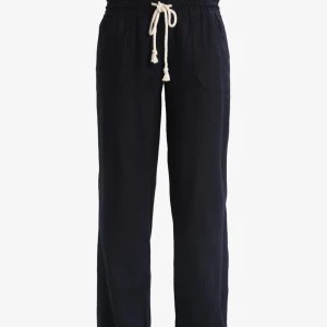 Mörkblåa Roxy linnebyxor  - Snygga linnebyxor med avslappnad passform och vit snörning i midjan. Byxorna har raka ben och resår i midjan för extra komfort. Perfekta för en chill och stilren look.
