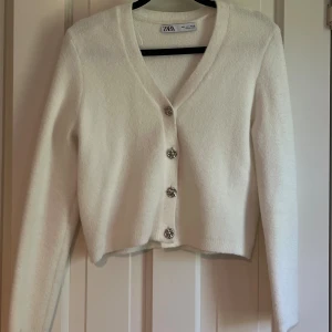 Vit kofta från Zara - Superfin vit kofta från Zara med silvriga knappar. Storlek S men kan även passa någon som har XS.