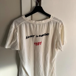Saint Laurent T-shirt - Sälja denna tisha från Yves Saint Laurent i storlek M! 