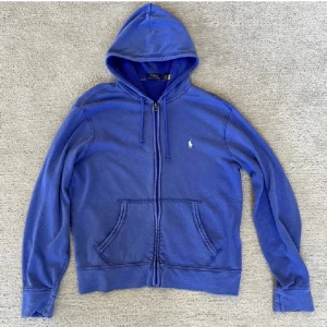 Zip Hoodie från Ralph Lauren - Säljer en schysst Zip Hoodie från Ralph Lauren | Storlek Medium | Modellen på bilden är 178cm | Hör av dig vid minsta fundering