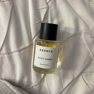 ESSNCE Dusty Amber Eau de Parfum - Parfymflaska från ESSNCE med doften Dusty Amber. Mer än hälften kvar 