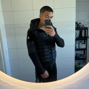Moncler cardigan  - Säljer nu min fina Moncler cardigan perfekt nu till hösten!! Dustbag med följer, säljer denna då jag har köpt en ny och denna ej kommer till användning, den sitter som S/m!! Hör av er för mer bilder! Pris går att diskutera vid snabb affär😃😃