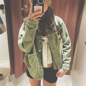 Grön jeansjacka från Zara  - Säljer nu min älskade jeansjacka ifrån Zara då den inte längre kommer till användning! Den passar så bra på sommaren och våren, speciellt till en vit klänning❤️ Den är I storlek XS men passar även S