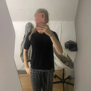 Kort ärmad stickad - En kort ärmad tjockare tröja t-shirt