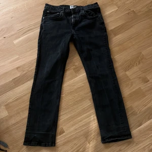 Svarta jeans  - Säljer ett par svarta jeans med klassisk femficksdesign i skinny modell. Jeansen har en stilren look och är tillverkade i mjukt denimtyg. 