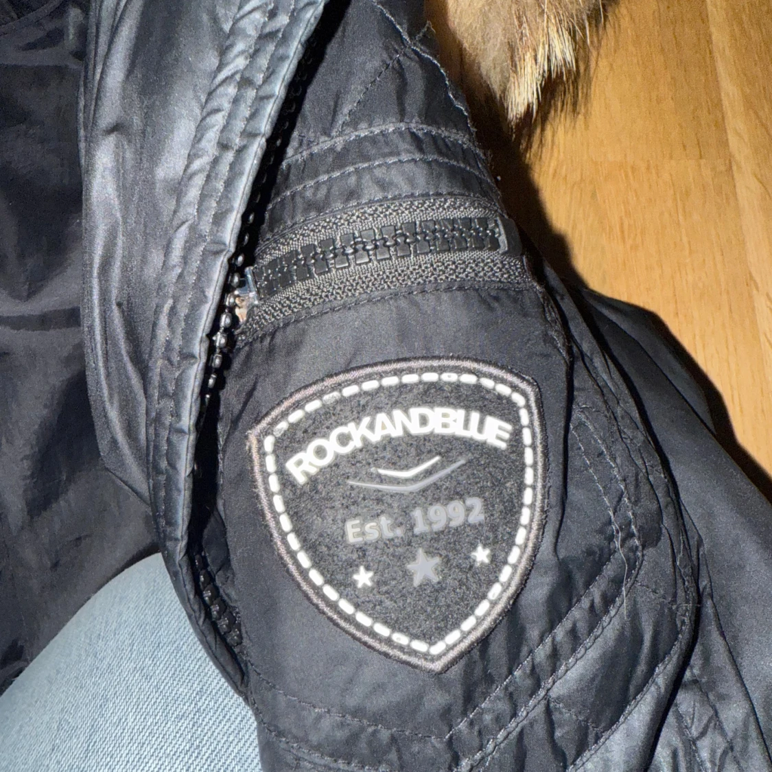 Svart pufferjacka Rockandblue med riktig päls  - 3