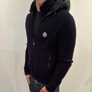 Moncler Cardigan  - Hej! Säljer nu denna sjukt snygga och eftertraktade Moncler cardigan som är perfekt till hösten/vintern! Storlek M Skick 9,5/10  Ny pris= 12,000 kr Säljs för= 4699 kr. OG tillkommer vid köp, kvitto finns! Denna jackan är väldigt sällsynt då den inte längre går att få tag på i butik! 