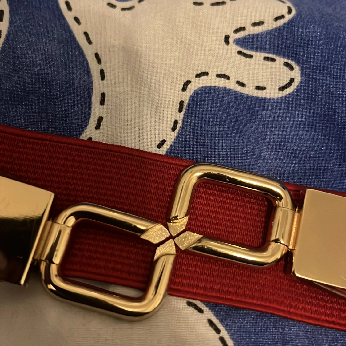 Rött bälte med krokopräglade detaljer - 3