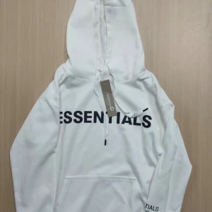 Essential hoodie - Skick 9/10 haft på mig den en gång den är lite för liten storlek s