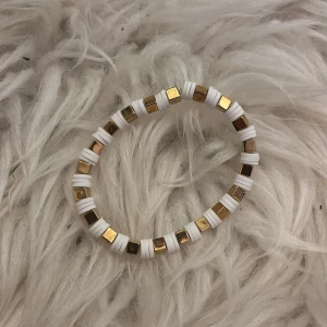 Armband - Handgjort armband, guldiga och vitt. 💖Bra kvalitet! 🩷