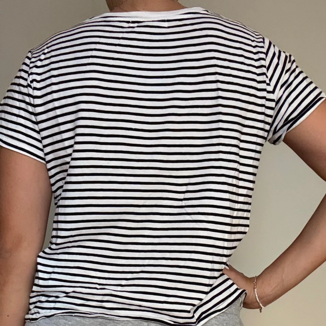 Randig vit och svart t-shirt - 1