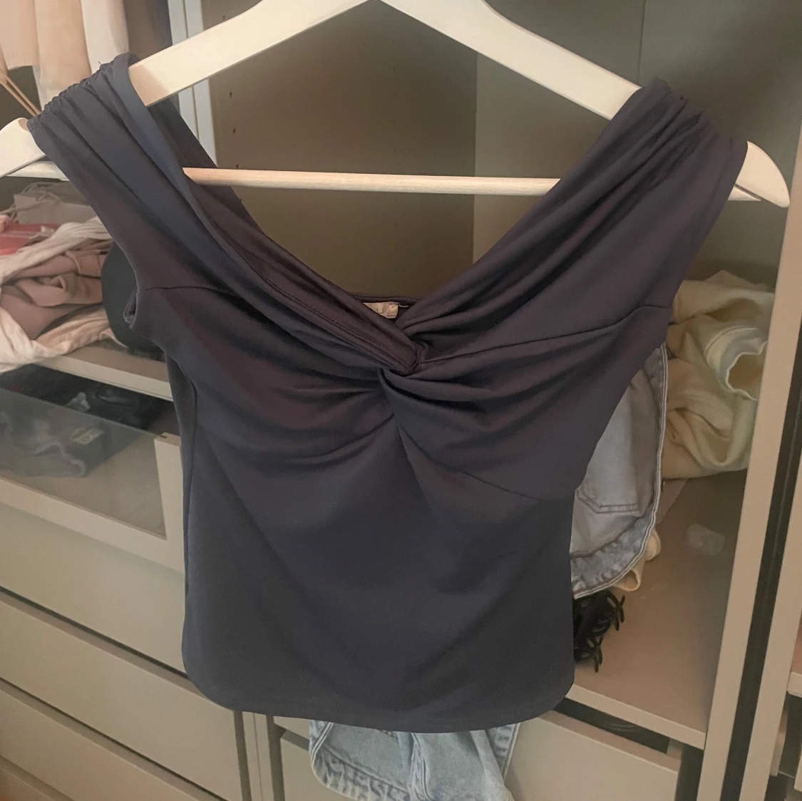 Mörkblå offshoulder topp med twist
