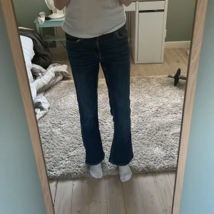 Blå bootcut jeans  - Snygga blå jeans från Gina i bootcut-modell. Jeansen har klassisk femficksdesign, normal passform och är tillverkade i ett mjukt denimtyg. Perfekta för dig som gillar en tidlös look med lite utsvängda ben.