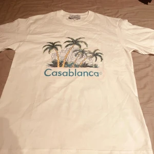 Casablanca tshirt - Helt ny och är storlek S. Passar bra till typ alla outfits. Jag skickar samma dag!