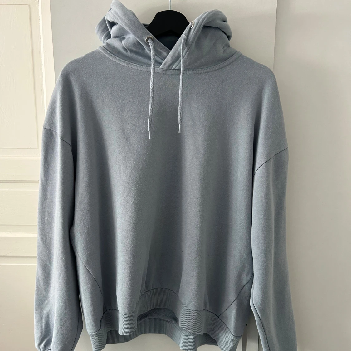 Ljusblå hoodie från 157, storlek M