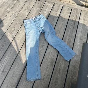 3 par Jack and Jones jeans 27/30 - Paket tre par Jack and Jones jeans , ett par i ljusblå tvätt och två par i grått. Relaxt Chris modell med  raka lite lösare ben. För dig som gillar tidlös stil och vill ha jeans med snygg passform och autentisk denimkänsla. 