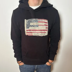 Ralph lauren hoodie | M  - Svart Ralph lauren hoodie | fint skick utan defekter | modellen på bilden är ca 180 cm | tveka inte att höra av dig om du har frågor 🙌